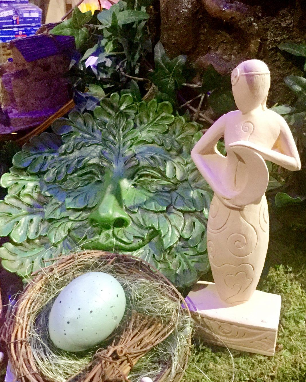 Gartendeko Licht Schön A Spring Goddess Statue Stands Next to An Egg the Egg is A
