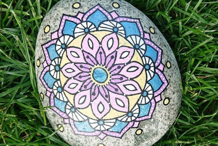 Gartendeko Stein Elegant Mandalablume Auf Stein Handpaintedrock Handgefertigt