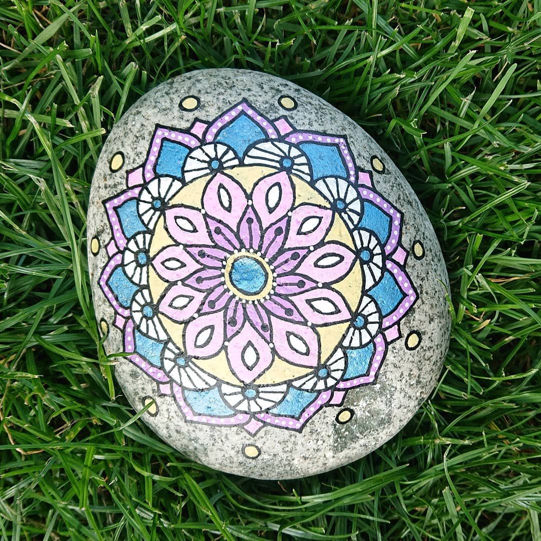 Gartendeko Stein Elegant Mandalablume Auf Stein Handpaintedrock Handgefertigt