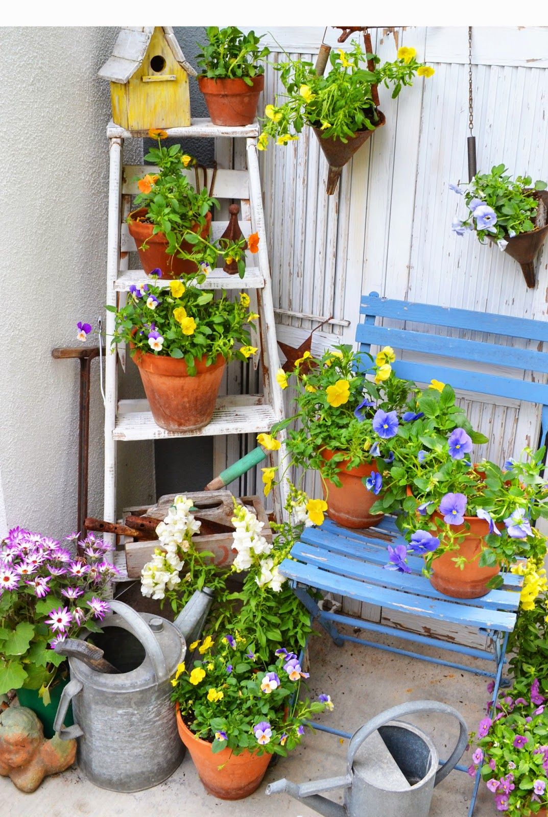 Gartendekoration Vintage Luxus Old Ladder Watering Cans Birdhouse and Periwinkle Blue