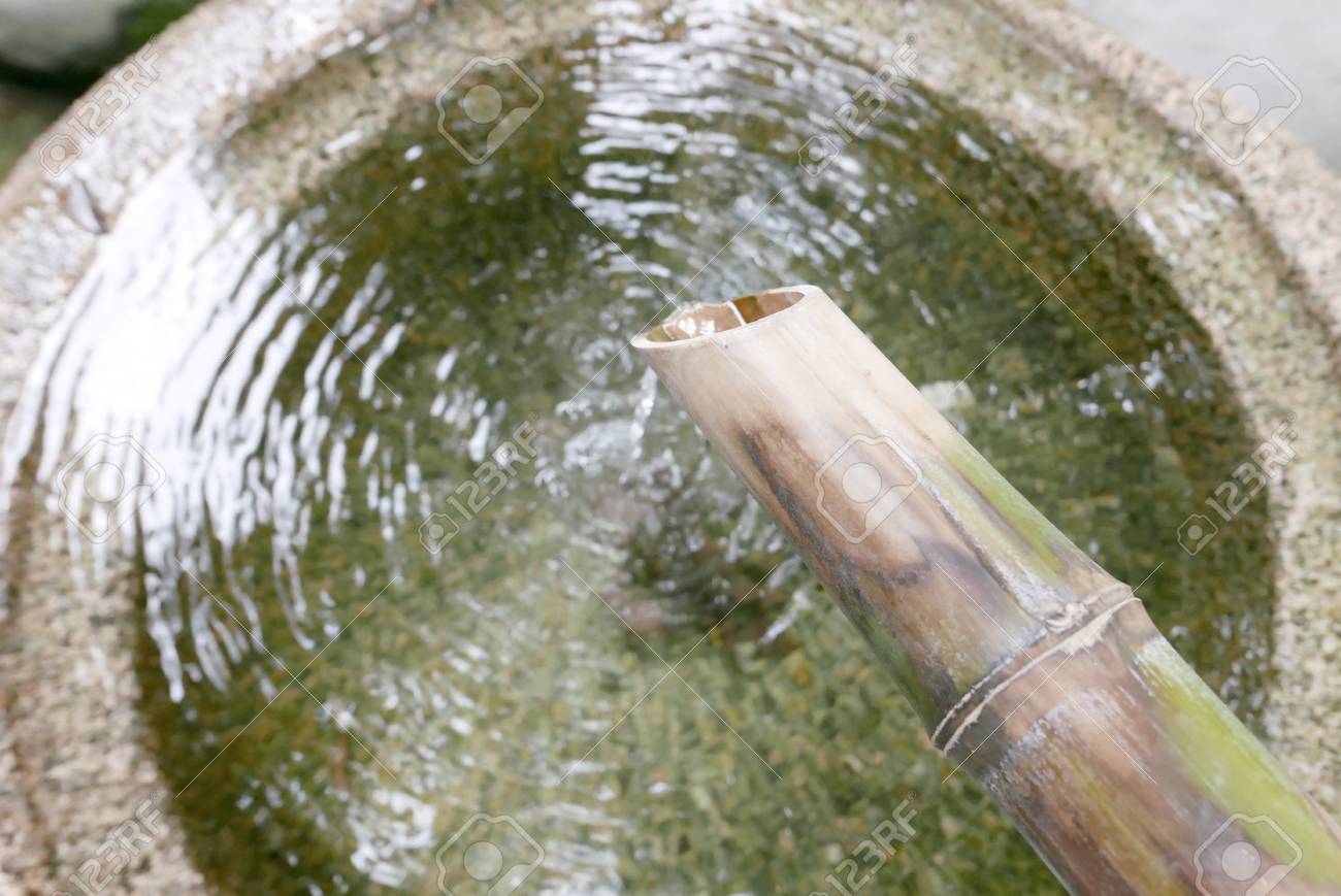 bambus fließendes wasser im japanischen zen garten