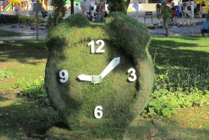 Gartenskulpturen Einzigartig Grass Sculpture Clock topiary