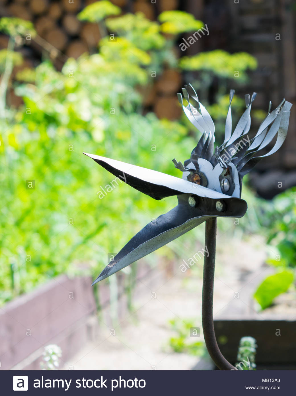 vogel aus metall skulptur im garten mb13a3
