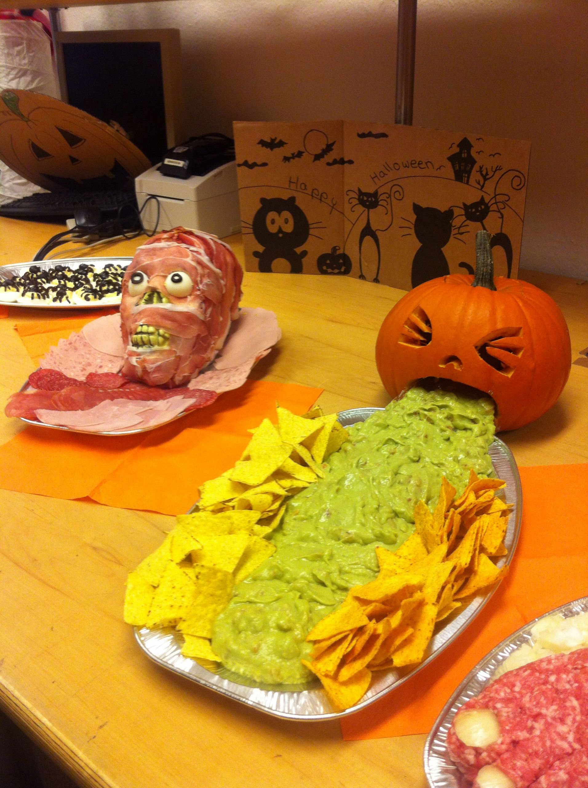 Halloween Kinderparty Frisch Halloween Food Buffet Kotzender Kürbis Mit Guacamole Und