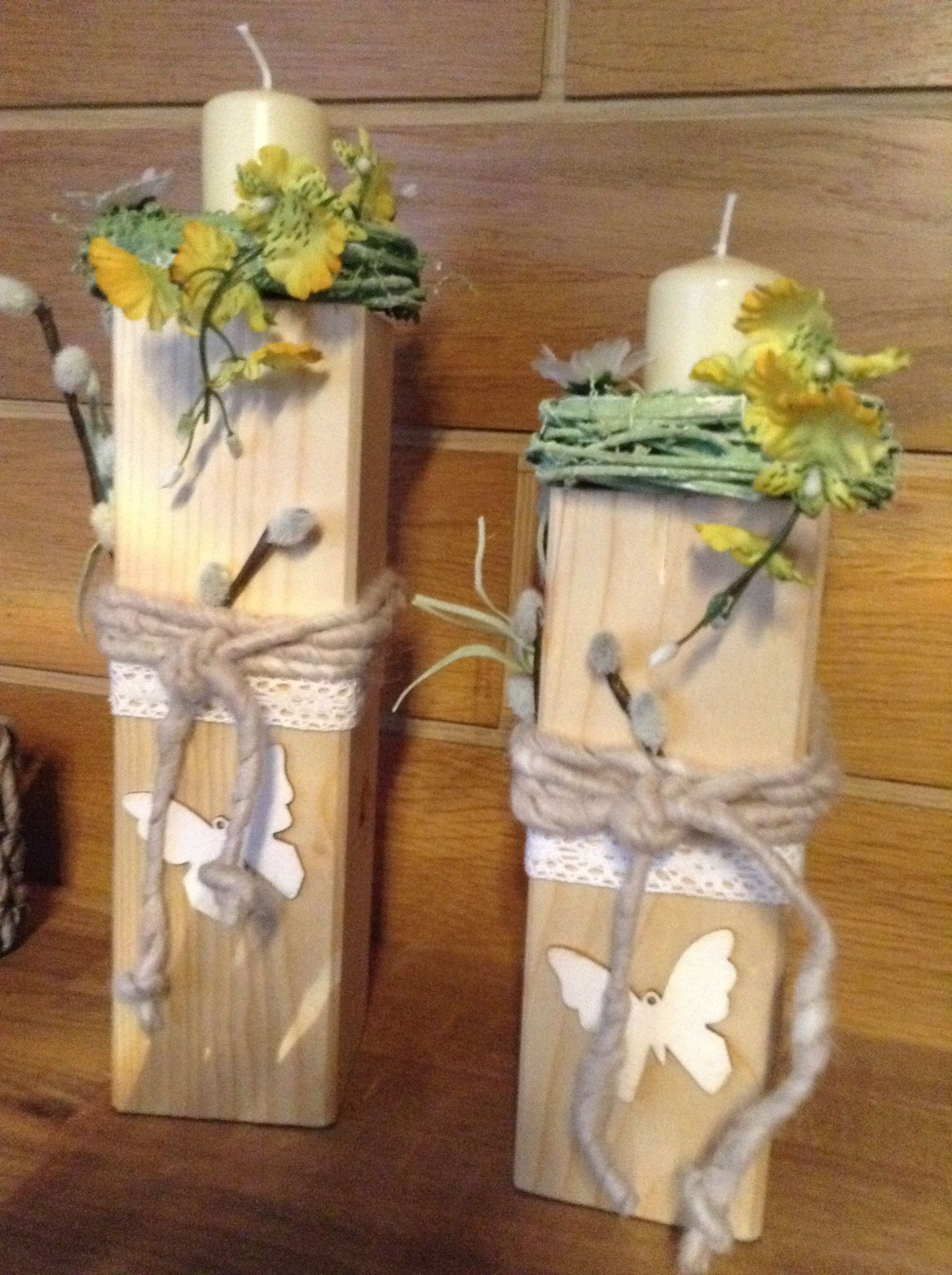 Holzstämme Dekorieren Schön Holzpfosten Dekoriert Mit Blüten Kränzchen Und Kerzen