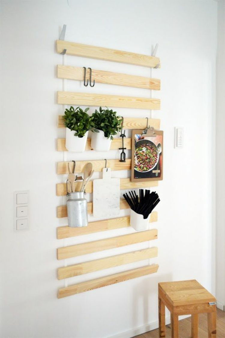 Wohnung einrichten Tipps Wandbrett Holz Zimmerpflanzen aufh C3 A4ngen