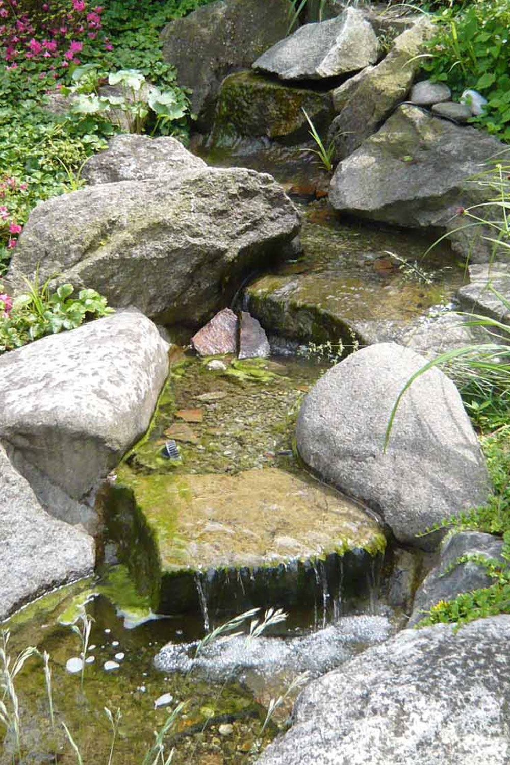 Japanisches Wasserspiel Selber Bauen Genial Beruhigender Bachlauf Mit Wasserfall In Kleinem Garten In