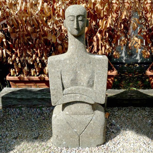 Moderne Skulptur mit Mensch fuer den Garten