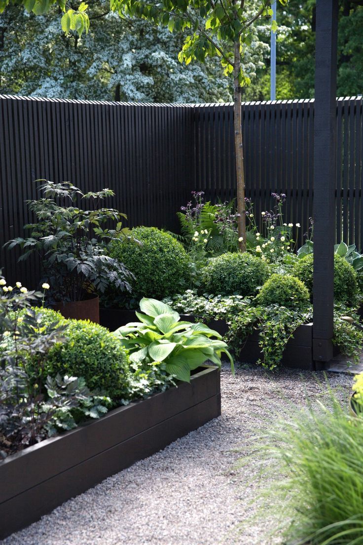 Modern Garten Einzigartig the Black Painted Woodwork and the Greenery Again is so