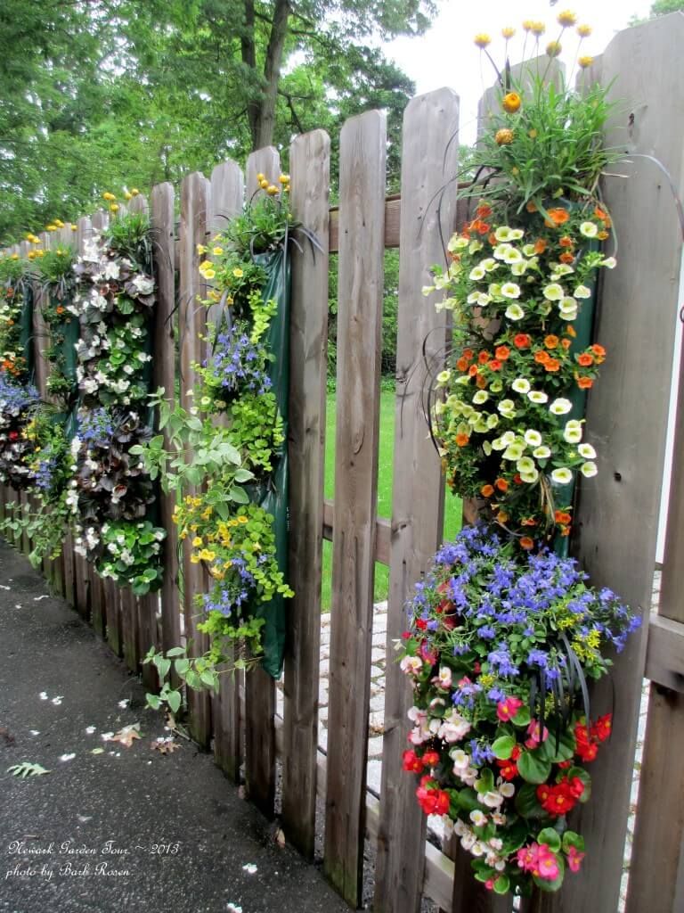 Originelle Gartendeko Schön Overflowing Blossoms In Fence Hanging Planters