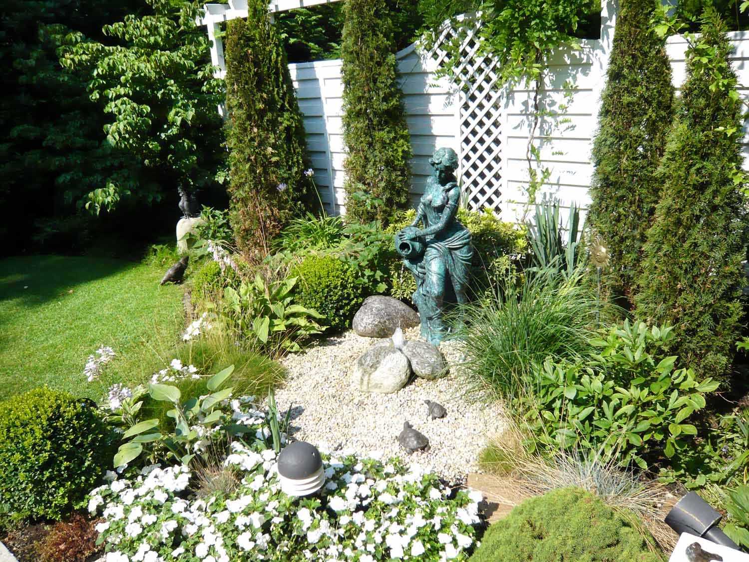 Quellsteine Im Garten Frisch Quellstein Als Schönes Dekoratives Designelement Vor Einem