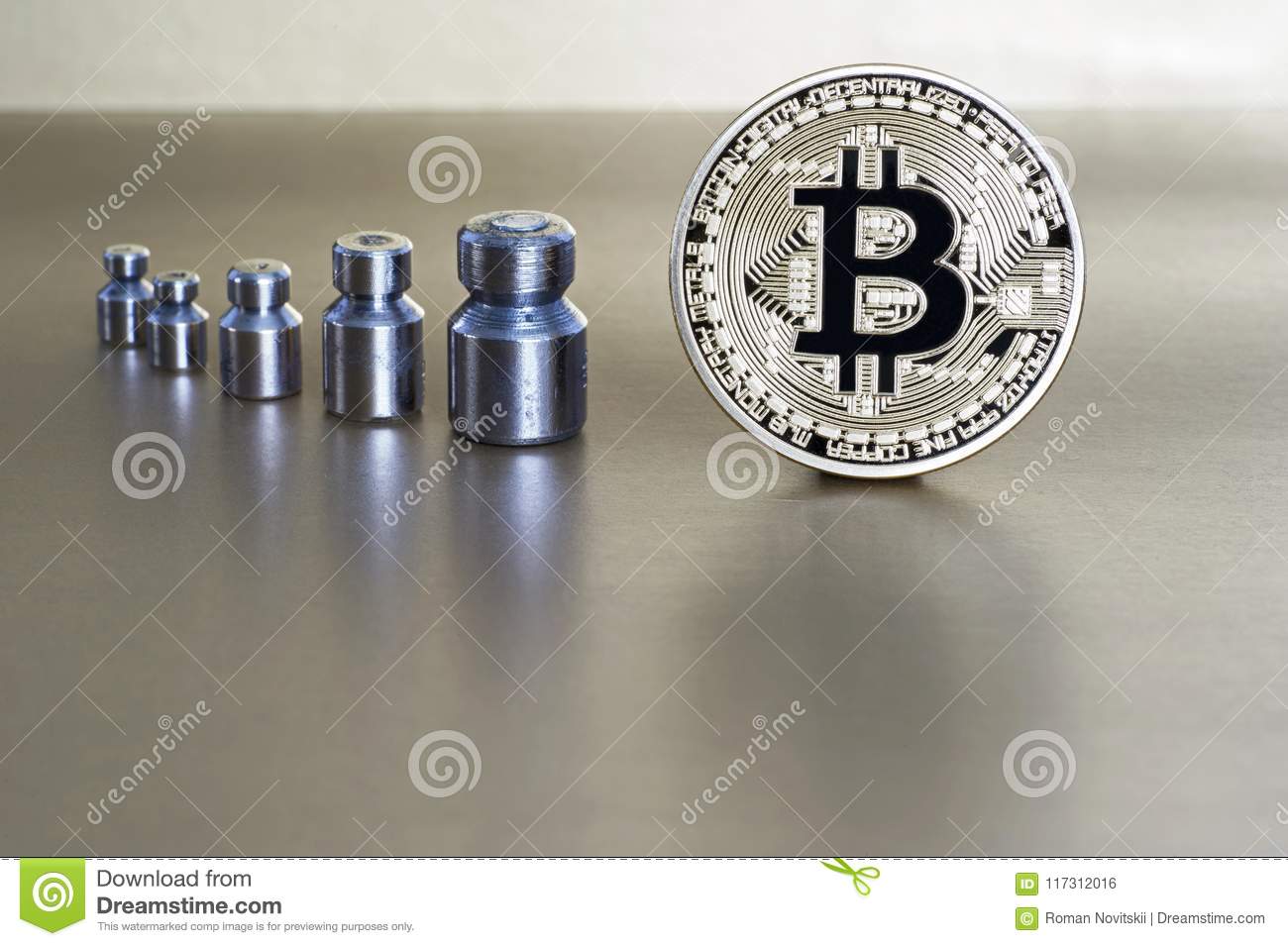 концепция уменьшения цены и тарифа cryptocurrency bitcoin при весы показывая вес