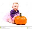 Verkleidung Halloween Inspirierend Baby Im Kostüm Mit Halloween Kürbis Stockfoto Bild Von