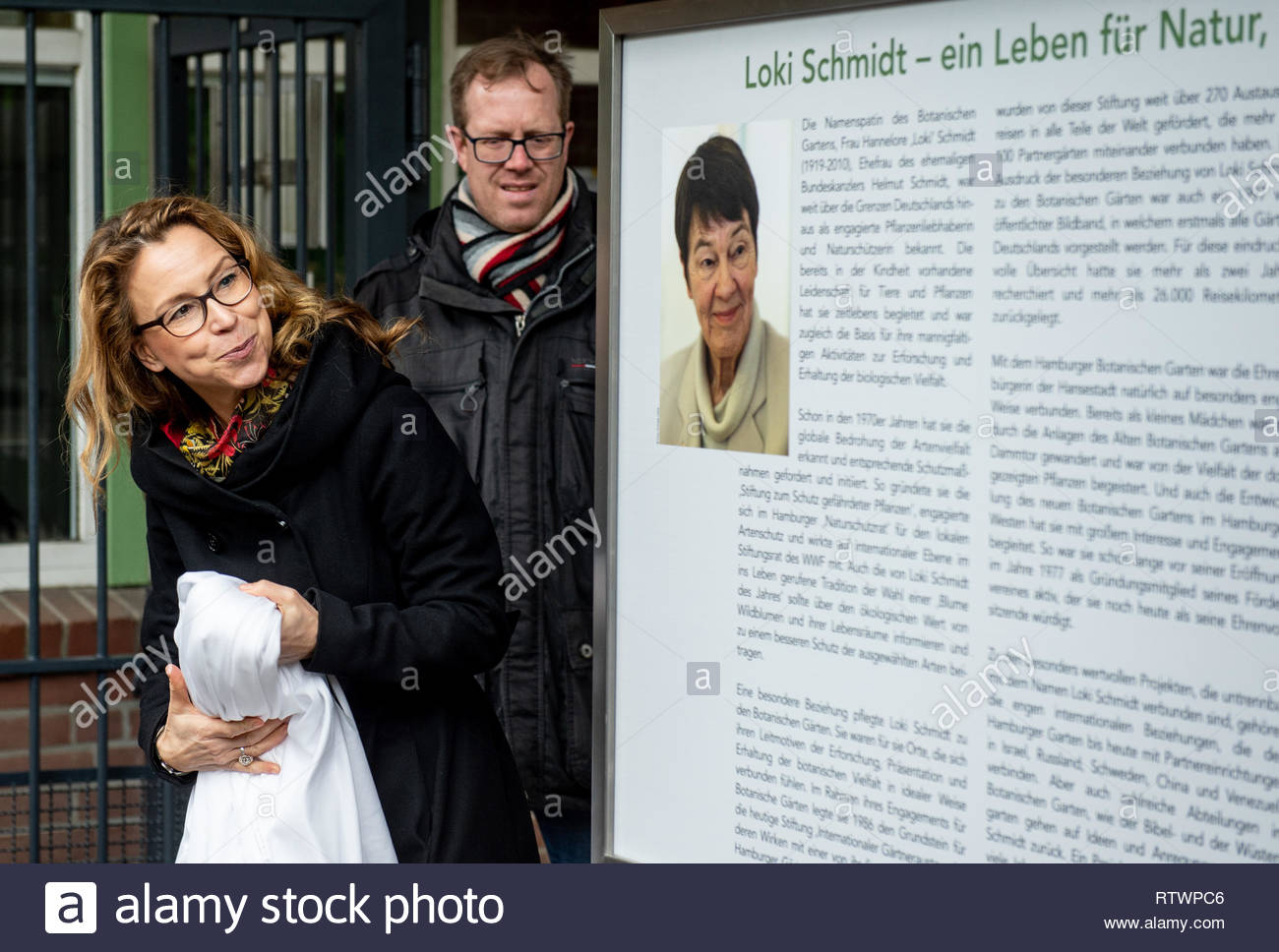 hamburg germany 03rd mar 2019 carola veit spd president of the hamburg parliament unveils a memorative plaque in honour of hamburgs honorary citizen loki schmidt who d in 2010 in the botanical garden a birthday matinee was held to memorate the life of schmidt as a conservationist who would have turned 100 on 03 march 2019 credit axel heimkendpaalamy live news RTWPC6