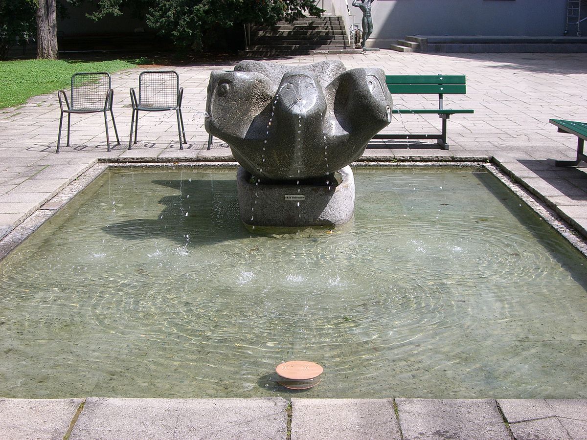 1200px München Stadtmuseum Brunnen Schwimmende Nixen