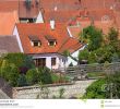 Garten Reihenhaus Frisch Detail Od Small Red Roofed House with Tiny Garden Stock
