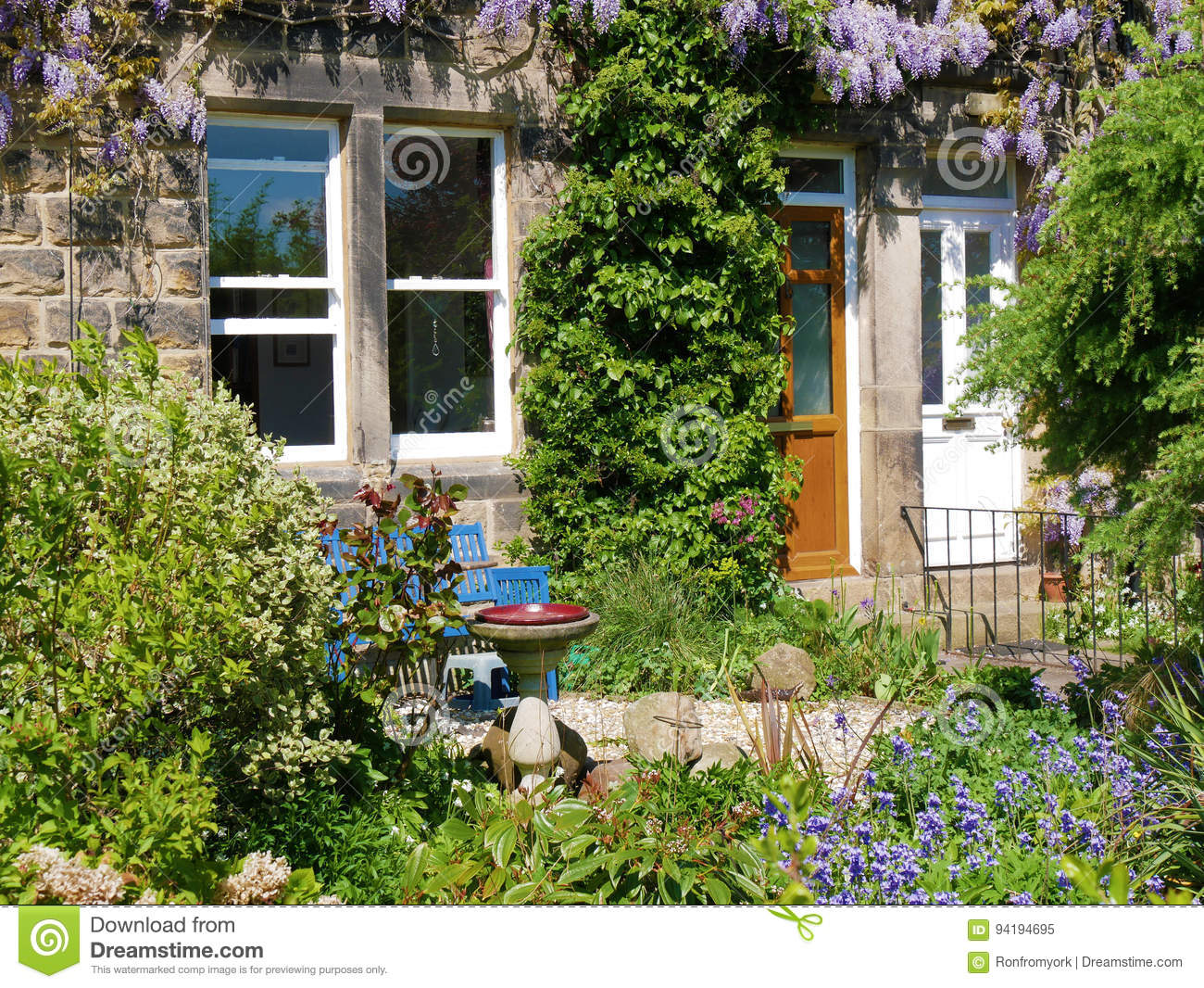 Reihenhaus Garten Neu Terraced House Garden Stock Image Image Of Sunny Exterior