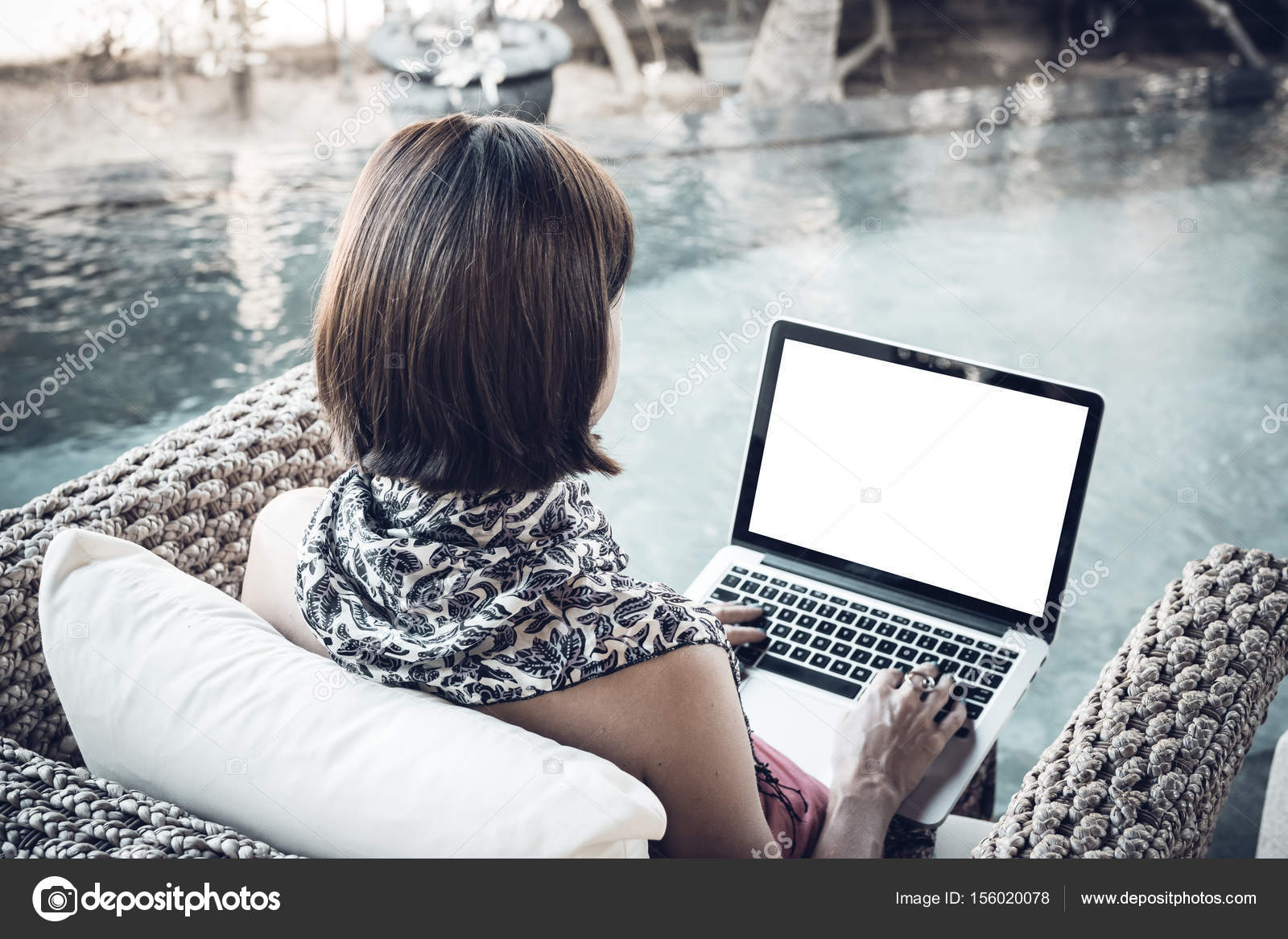 Schwimmpool Garten Genial Y Woman Using Laptop Puter On A Lounge Near Swimming