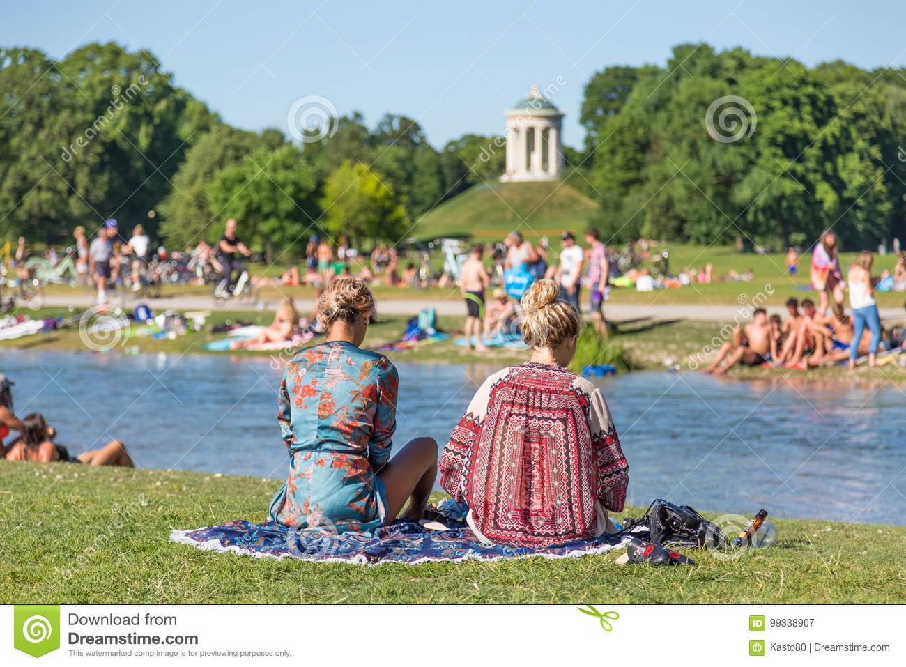 Seehaus Im Englischen Garten Elegant People Tanning Swimming and Enjoying the Summer In