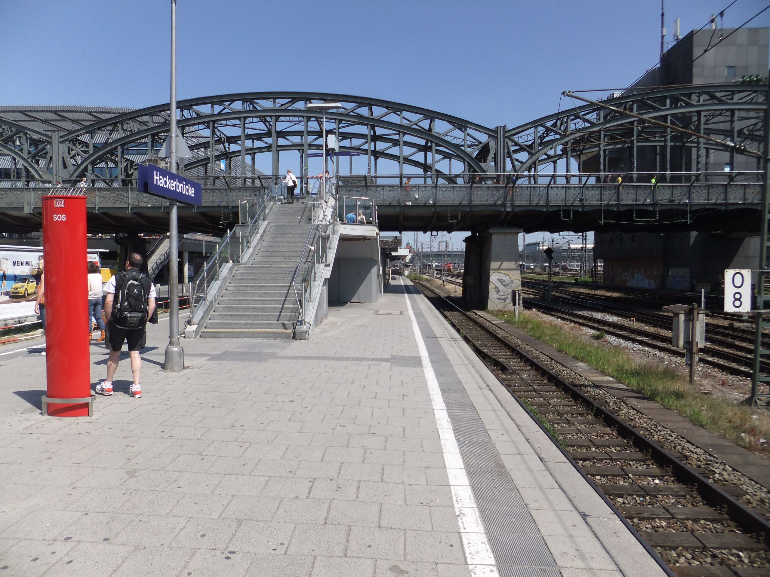 München Bahnhof Hackerbrücke auf Bahnsteig zu Gleis 1 Richtung München Hauptbahnhof 26 5 2012 JPG