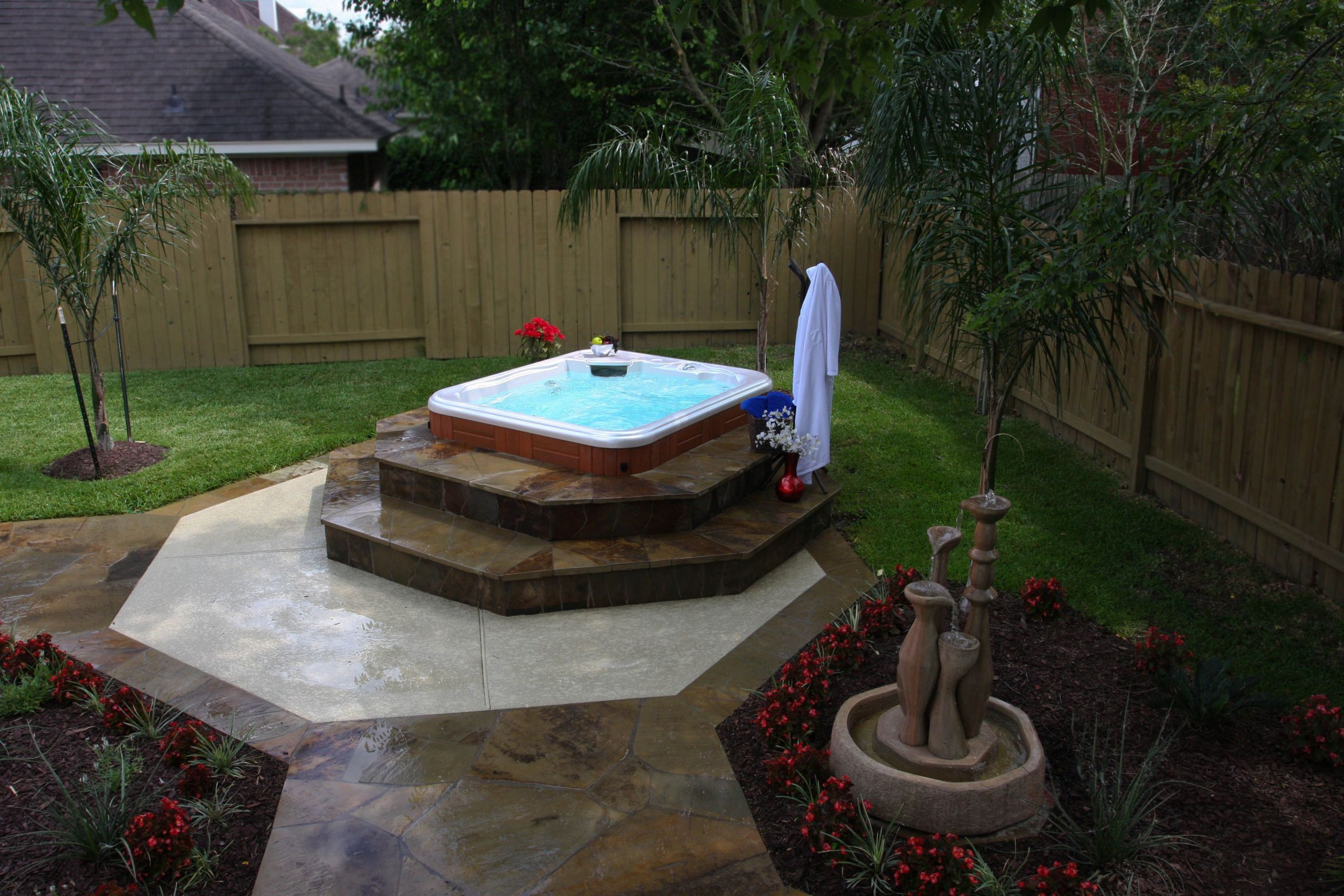 Yakuzi Pool Garten Luxus Flagstone and Spray Decking Hot Spring Hot Tub